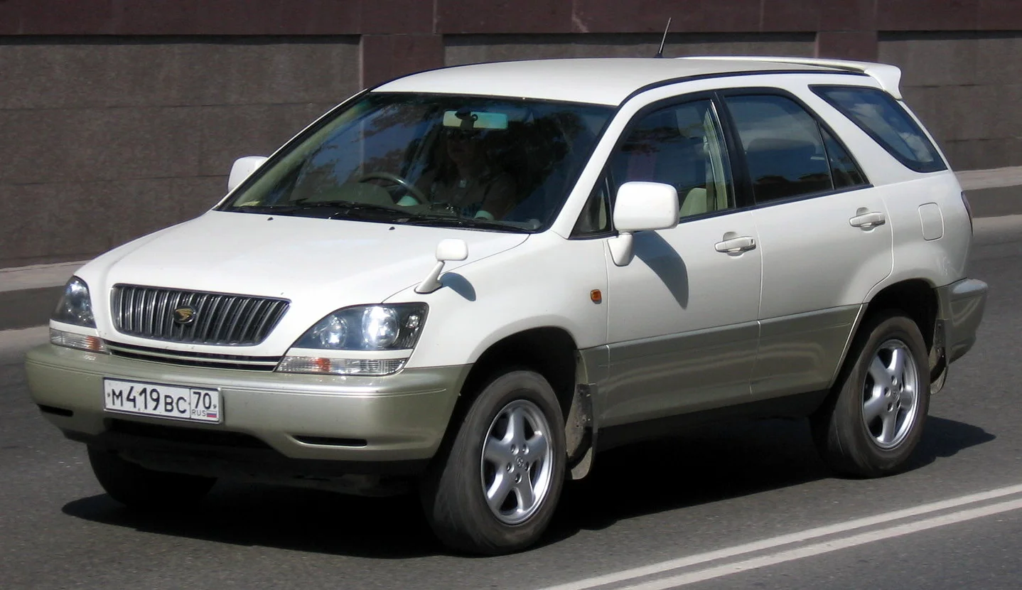 Toyota Harrier XU10 – první generace prémiového crossoveru