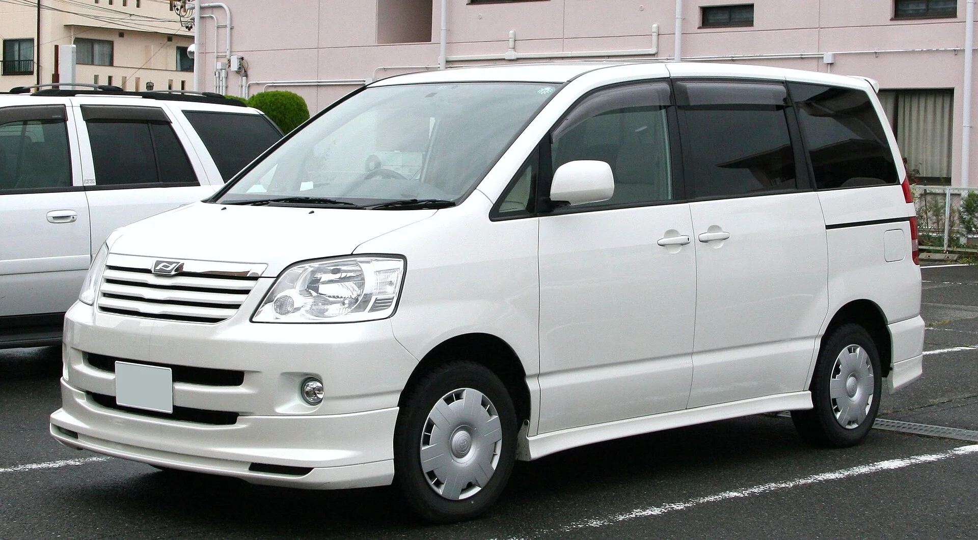 Toyota Noah R60 (2001–2007)