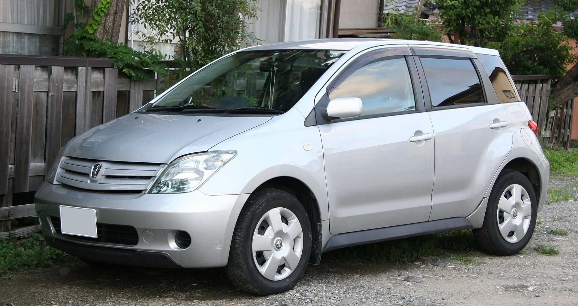 Toyota ist XP60 (2002–2007)