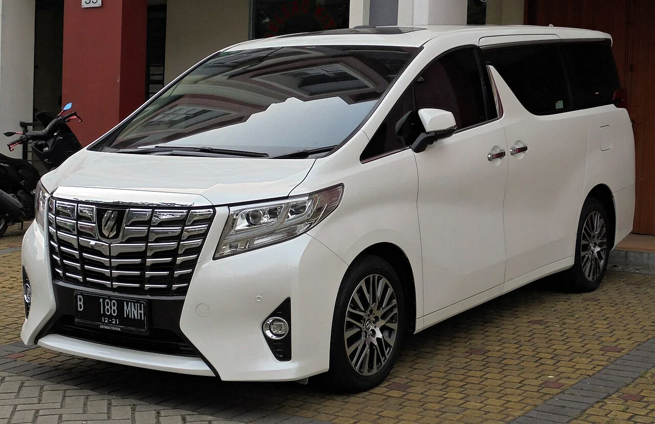 Toyota Alphard AH30 (2015–2023) – Ikonický štítový gril