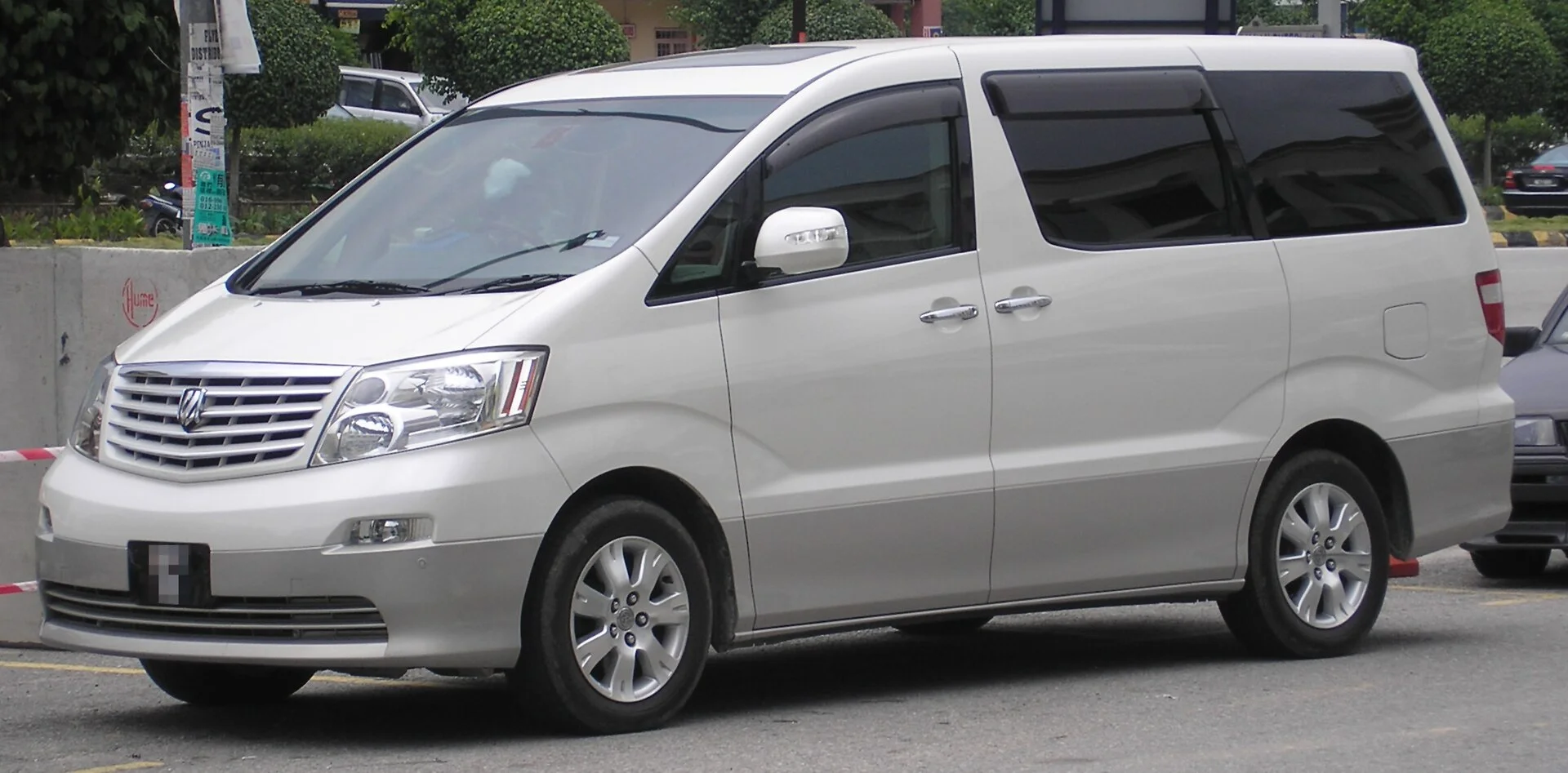 Toyota Alphard AH10 (2002–2008) – Zrod luxusního MPV