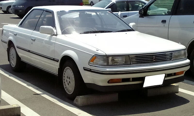 Toyota Carina ED ST160 (1985–1989) – Čtyřdveřová Celica