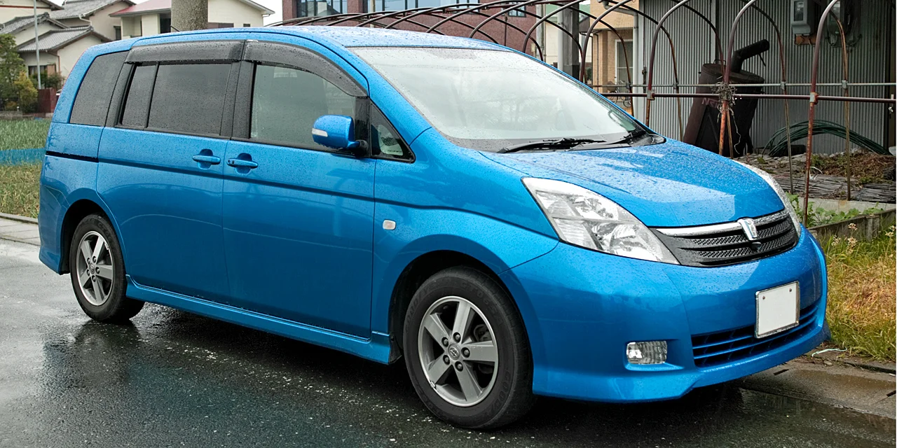 Toyota Isis – sedmimístný minivan s unikátními dveřmi