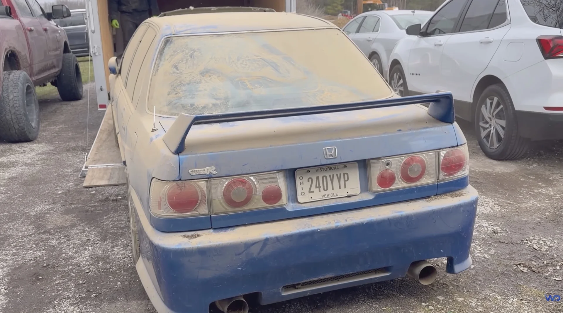 Detail body kitu a dvojitého výfuku