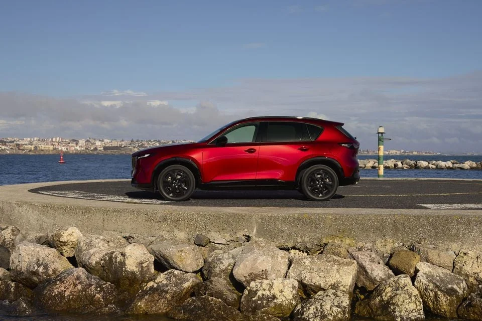 Boční profil nového CX-5 s dynamickými liniemi