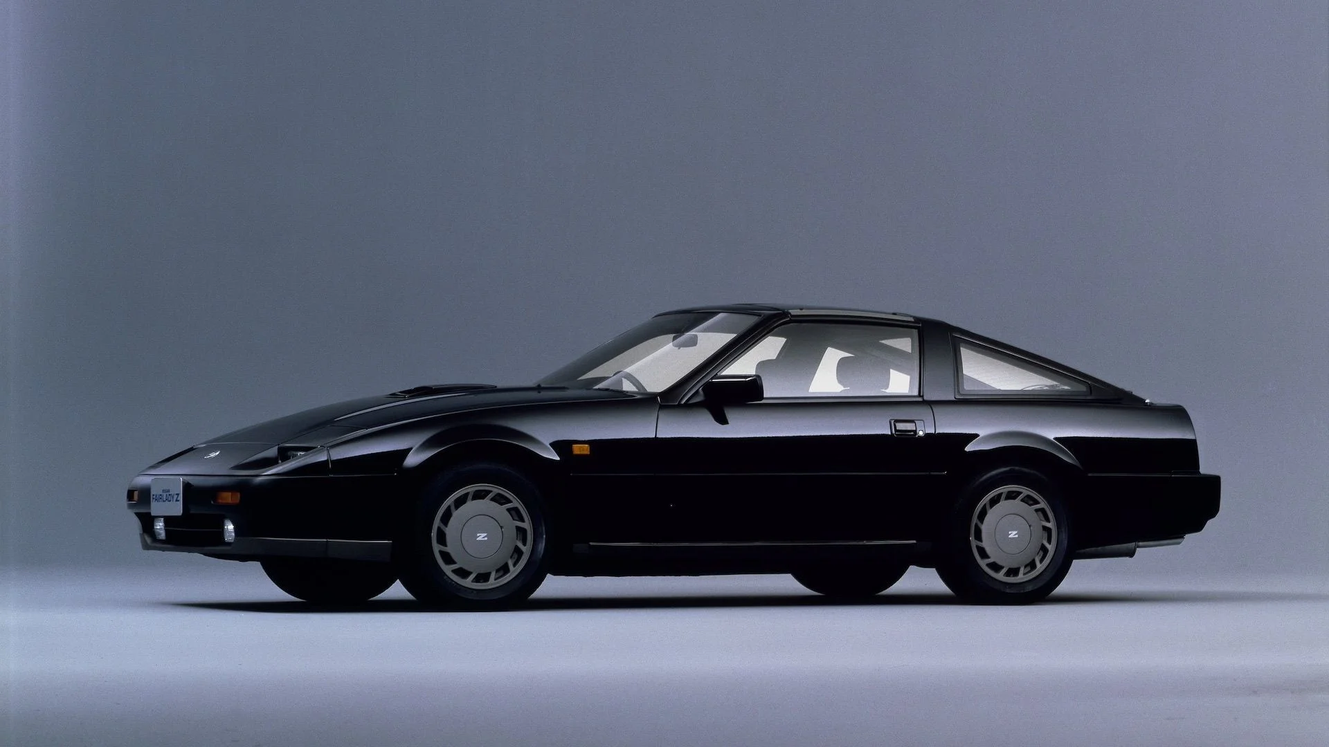 Profil vozu s charakteristickými liniemi třetí generace Z