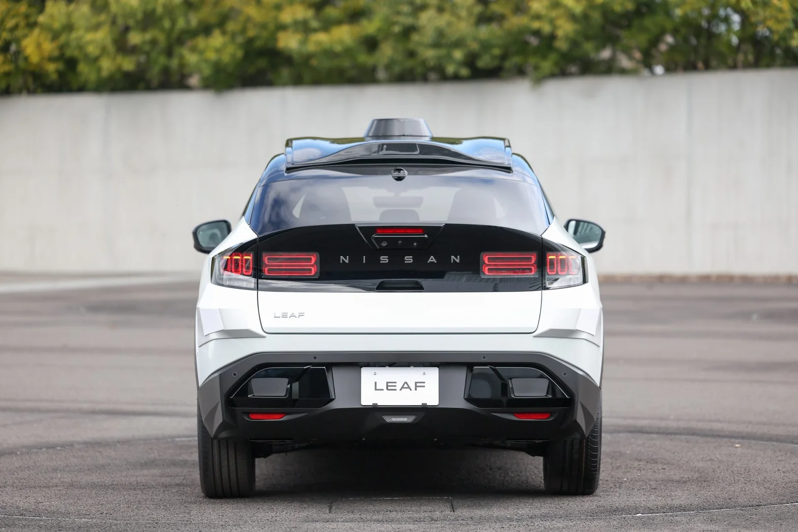 Nissan LEAF robotaxi – boční profil s lidarovým senzorem