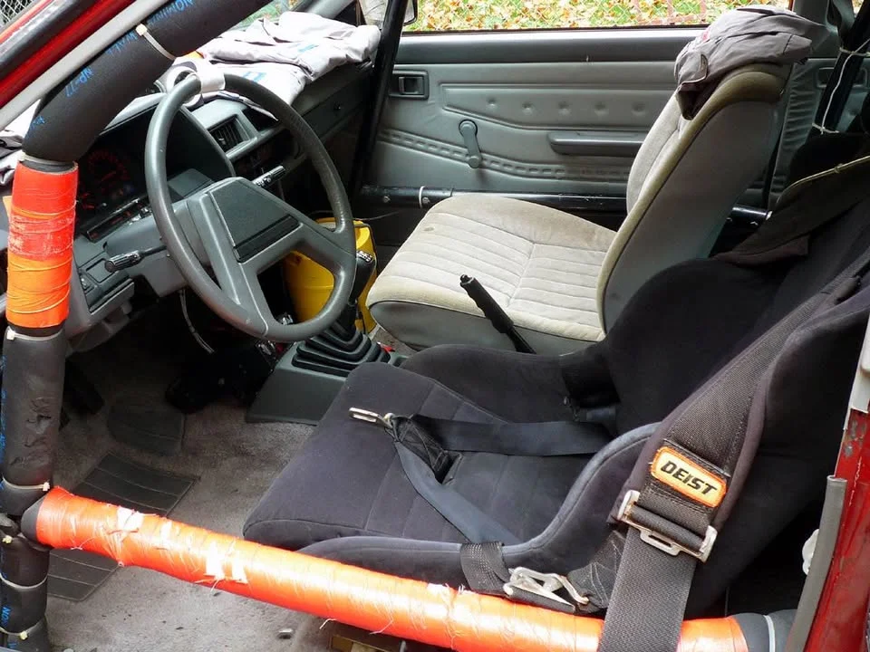 Nissan Sentra 1982 – interiér s ochranným rámem