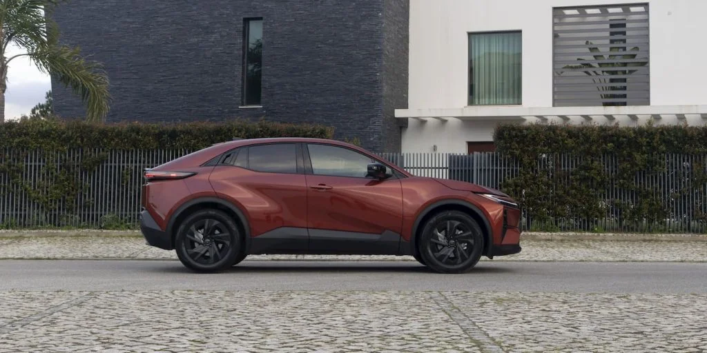 Toyota C-HR+ – boční profil