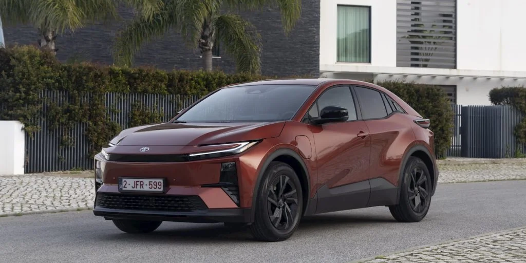 Toyota C-HR+ – pohled zezadu