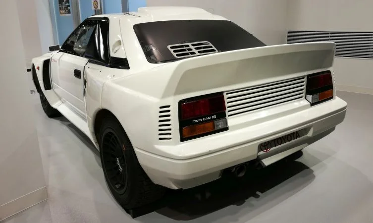 Boční profil s rozšířenými blatníky