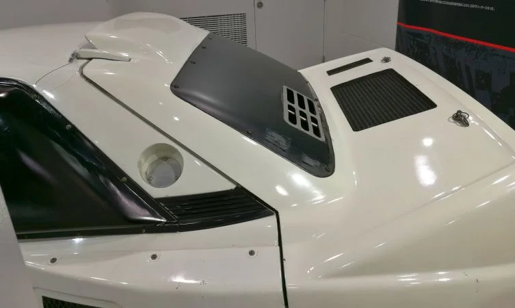 Kokpit závodního speciálu 222D