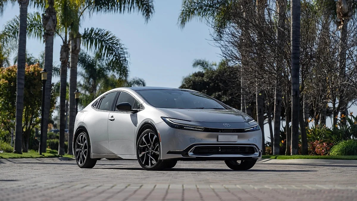 Toyota Prius Prime na slunci v Kalifornii