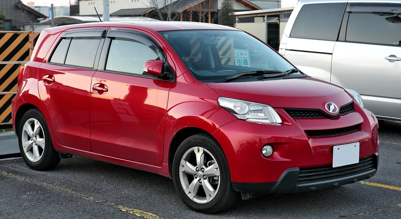 Toyota ist 2. generace (XP110)