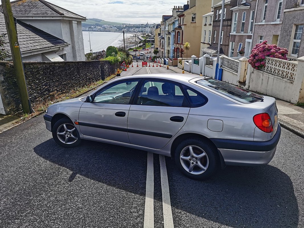 Toyota Avensis 1. generace (T220)